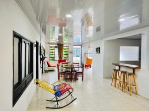 a living room with chairs and tables in a room at casa blanca in Restrepo
