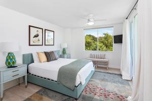 un dormitorio con una cama y una ventana en North Breakers #212, en Saint Simons Island
