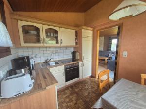 Η κουζίνα ή μικρή κουζίνα στο Ferienhaus Strandperle Simonsberg Husum Nordsee Meer