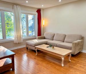 Posezení v ubytování Vita House - near Rogers Stadium and Downsview Park