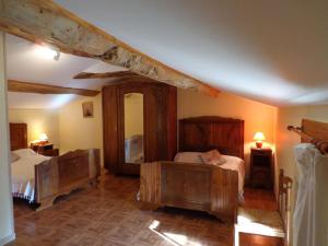 Postel nebo postele na pokoji v ubytování Gîte à Saint-Juire-Champgillon avec piscine privative, sauna, jardin et wifi - FR-1-426-363