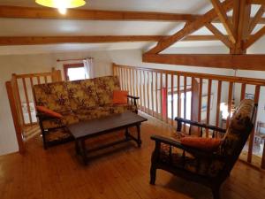Posezení v ubytování Gîte à Saint-Juire-Champgillon avec piscine privative, sauna, jardin et wifi - FR-1-426-363
