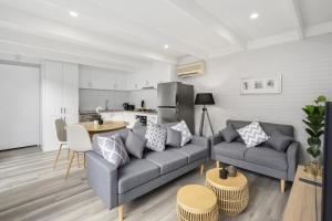 Χώρος καθιστικού στο 2-Bed Rosebud Apartment with BBQ & Garden