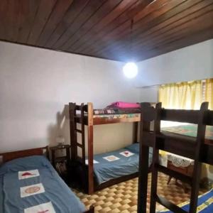 马拉圭Tu tranquilidad的天花板客房内的两张双层床