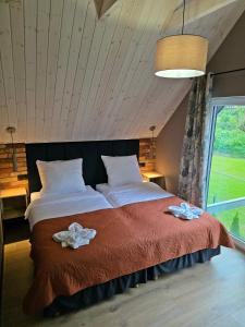 Postel nebo postele na pokoji v ubytování Domki Rozewie Art