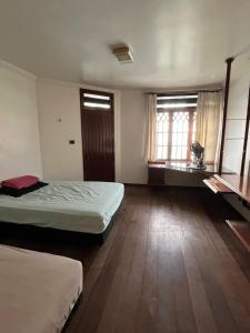 Giường trong phòng chung tại Republic mansão