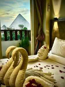 Postel nebo postele na pokoji v ubytování Blue Rose Sphinx & Pyramids Inn