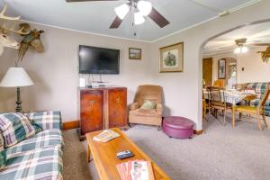 Una sala de estar con un sofá y un televisor. en Pet-Friendly Smithmill Retreat with Hunting On-Site!, en Houtzdale