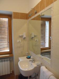 La salle de bains est pourvue d'un lavabo et d'un miroir. dans l'établissement Grotta dei Colombi, à Scanno