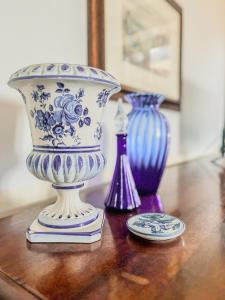 a blue and white vase sitting on top of a table at Casa Maddalena in Casatisma