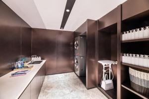 Una cocina o zona de cocina en Qingdao Shandong Road Mixc Orange Crystal Hotel