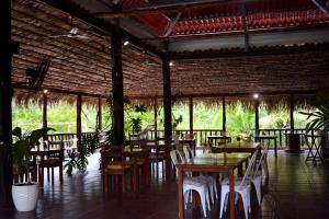 un ristorante con tavoli e sedie in una stanza di Kilian a Playa Blanca