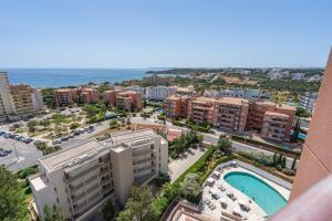 een luchtzicht op een stad met gebouwen en een zwembad bij Sea Top Flat II in Portimão