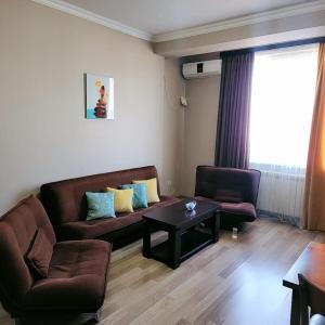 salon z kanapą i stołem w obiekcie Cocoa Nook w mieście Tbilisi City