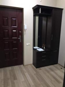 Łazienka z czarną szafką i lustrem w obiekcie Cocoa Nook w mieście Tbilisi City