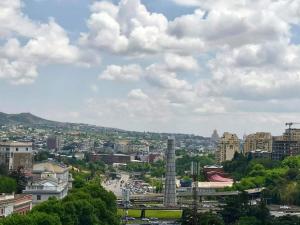 pejzaż miejski z pochmurnym niebem w obiekcie Cocoa Nook w mieście Tbilisi City