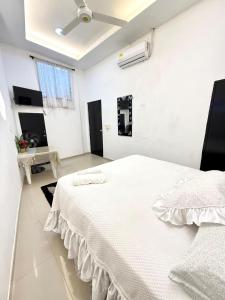 Casa Eme Hostal في كارتاهينا دي اندياس: غرفة نوم بيضاء مع سرير أبيض ونافذة +24 صورة