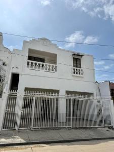Casa Eme Hostal في كارتاهينا دي اندياس: مبنى ابيض امامه سياج