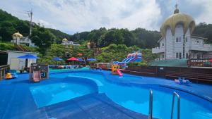 Elf Resort Hotel内部或周边的泳池