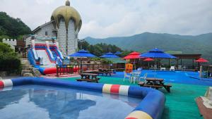 Elf Resort Hotel内部或周边的泳池