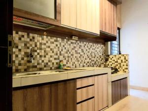 una cocina con fregadero y encimera en Fatih Homestay, en Bandung