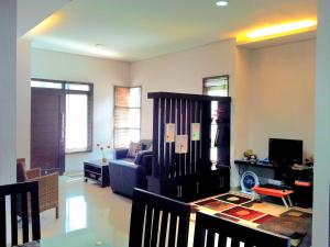 una sala de estar con un sofá y una mesa en Fatih Homestay, en Bandung