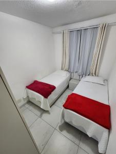 เตียงในห้องที่ Apto completo com garagem +2 ภาพ