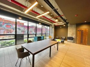une grande pièce avec une table et des chaises dans l'établissement Cozy New Loft Coworking Gym Terrace Play Z, à Bogotá