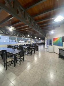 un restaurante con mesas y sillas y una pared colorida en Sueños, en Villa Carlos Paz