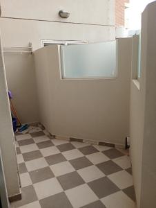 Habitación con puerta y suelo a cuadros en Sueños, en Villa Carlos Paz 6 fotos más
