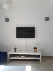 Μια τηλεόραση ή/και κέντρο ψυχαγωγίας στο Waterfront Apartment, Tanger Beach Route Asila