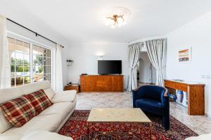 TV a/nebo společenská místnost v ubytování Villa Lucie vue mer avec piscine privée en Algarve..