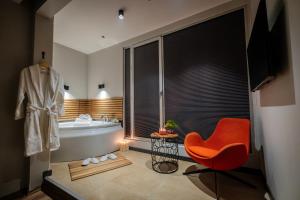 TV a/nebo společenská místnost v ubytování Discovery Hotel