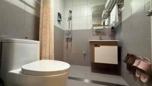 a bathroom with a white toilet and a shower at 金門58旅宿 可包棟 好停車 近市區 近金門大橋 in Hsia-pu-hsia +13 photos