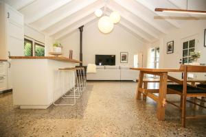 Una cocina y una sala de estar con una mesa y un sofá. en Sanctuary 33, en Bright