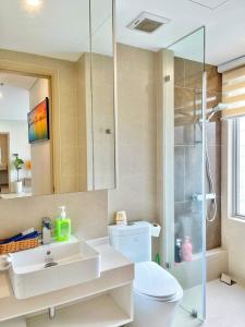 a bathroom with a toilet and a sink and a shower at CĂN HỘ NGHĨ DƯỠNG CAO CẤP THE SÓNG VŨNG TÀU Mt VƯƠNG in Vung Tau