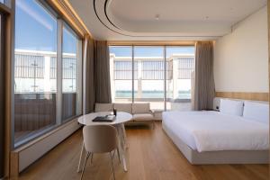 Postel nebo postele na pokoji v ubytování Mer de laube Hotel