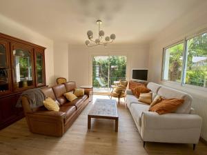 ein Wohnzimmer mit Sofa und Tisch in der Unterkunft Maison rénovée à Cambo, 2 ch, jardin, parking, WiFi - FR-1-495-154 in Cambo-les-Bains