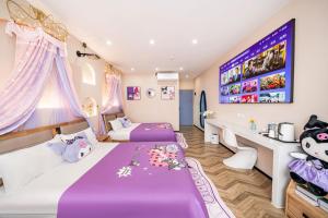 Postel nebo postele na pokoji v ubytování Chuxin Moshe Hotel--Free shuttle bus service from PuD'ong Airport and Disneyland is available