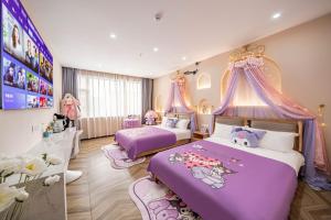 Katil atau katil-katil dalam bilik di Chuxin Moshe Hotel--Free shuttle bus service from PuD'ong Airport and Disneyland is available