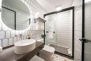 Bilik mandi di Chuxin Moshe Hotel--Free shuttle bus service from PuD'ong Airport and Disneyland is available