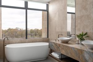 Billede fra billedgalleriet på Luxury Two Bedroom with Vineyard Views The Reserve Retreat U10 i Mount View