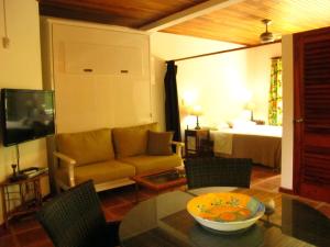 a living room with a couch and a table at Casa Amarilla in Esterillos