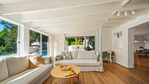 un soggiorno con un divano e un tavolo di Surfers Rest - Stunning home 3 mins to beach a Ocean Shores