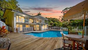 Surfers Rest - Stunning home 3 mins to beach في أوشن شورز: منزل به مسبح وسطح