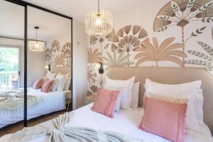 une chambre avec deux lits et un miroir dans l'établissement Appartement cosy lumineux avec balcon, à Nice