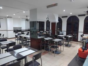 a restaurant with tables and chairs in a room at Hotel Shauard in Salta