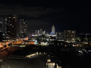 ゴールドコーストにあるLady luxの夜に建物がライトアップされた街