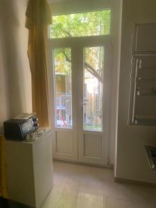 ein leerer Raum mit einer Tür und einem Fenster in der Unterkunft Viale 76 in Triest + 13 Fotos