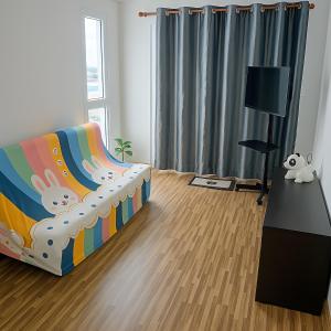 Μια τηλεόραση ή/και κέντρο ψυχαγωγίας στο Laid back at IRIS Westgate Bangkok-Nonthaburi +16 φωτογραφίες